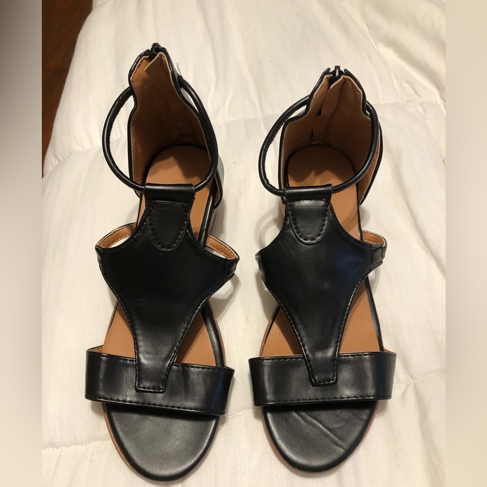 New pair of woman’s black sandals with zipper on back, size 8 no tags